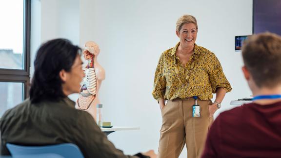 Tutor teaching medical students